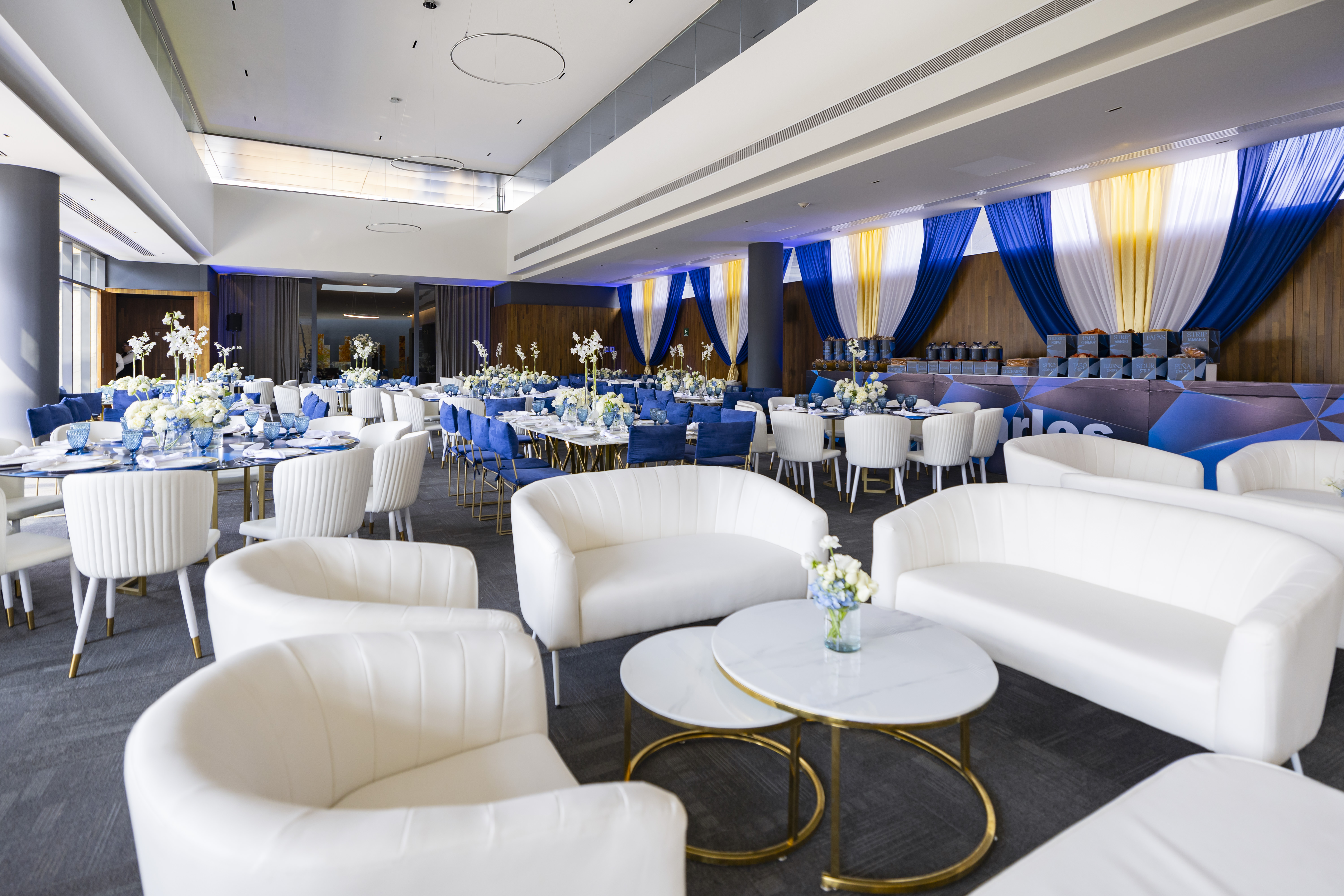 Sala Privé Blanca con Mesa Doble de Centro