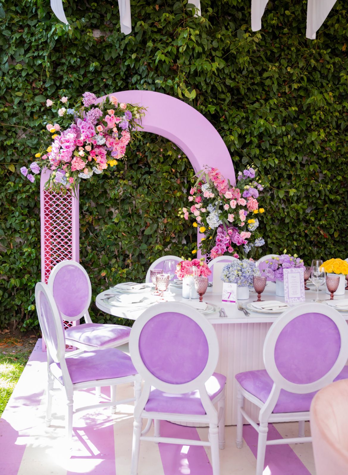 Luis XV Blanca con Cojines y Respaldos Lilas