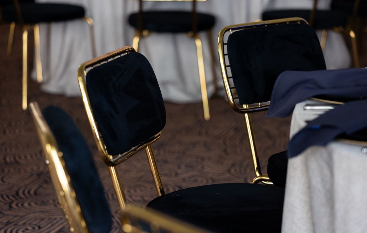 Silla Gatsby dorada con negro