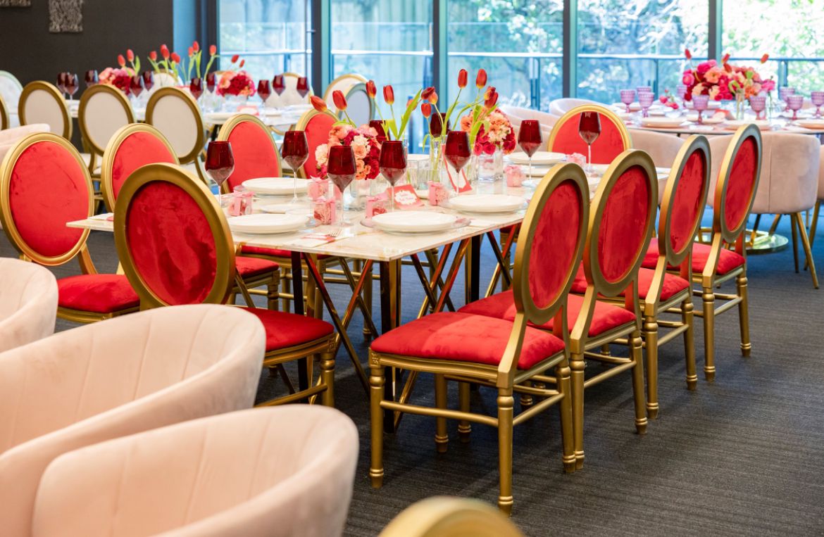 Luis XV Dorada con Cojines y respaldos rojos