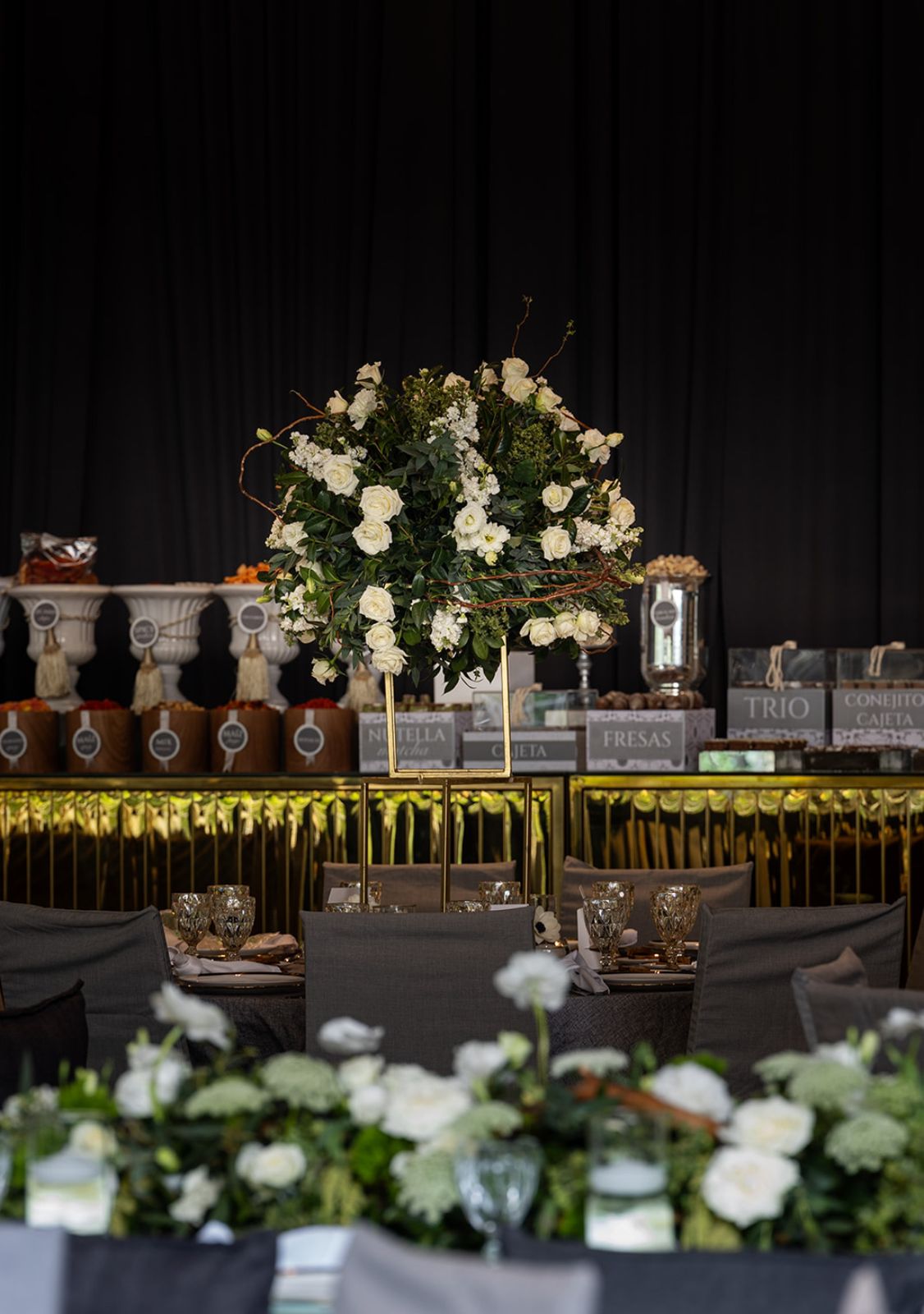 Barra Cromada Dorada con Cubierta de Cristal Negro