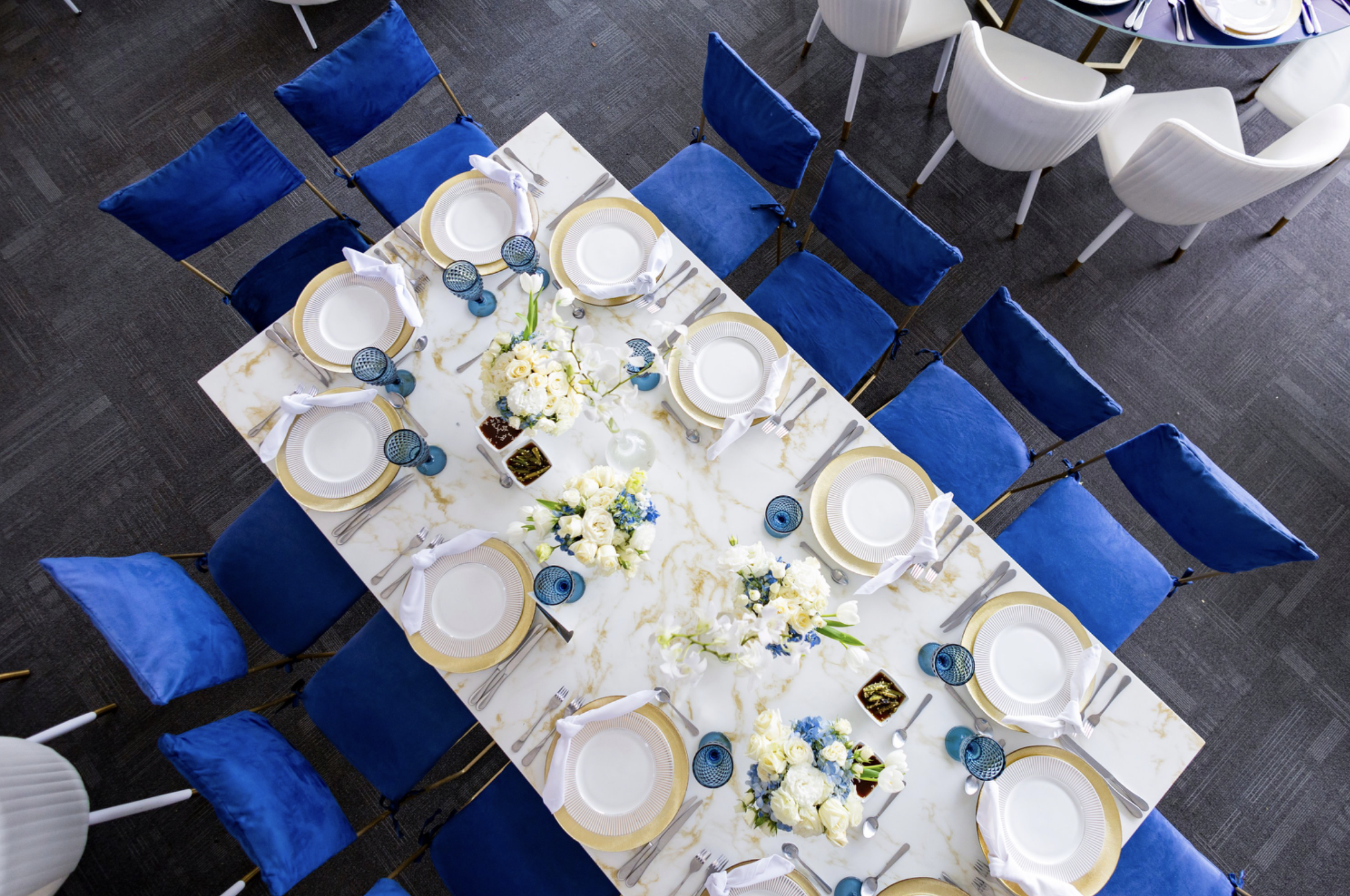 Cubierta rectangular de mármol blanca calacatta gold con base jaula dorada