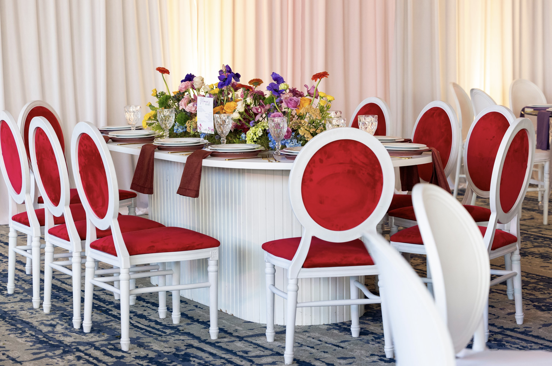 Luis XV Blanca con Cojines y respaldos rojos