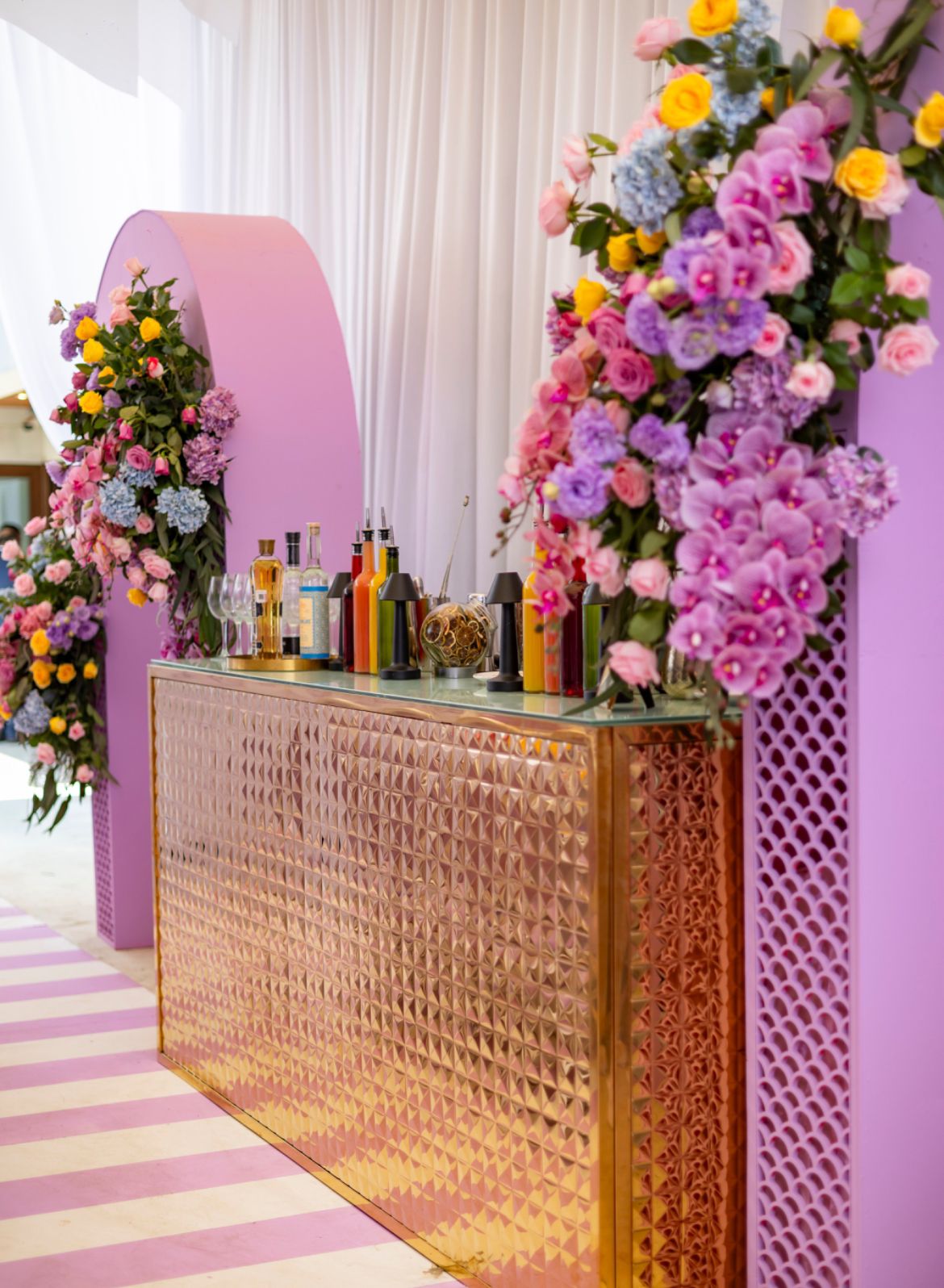 Barra Imperial Dorada con Cubierta de Cristal Blanco