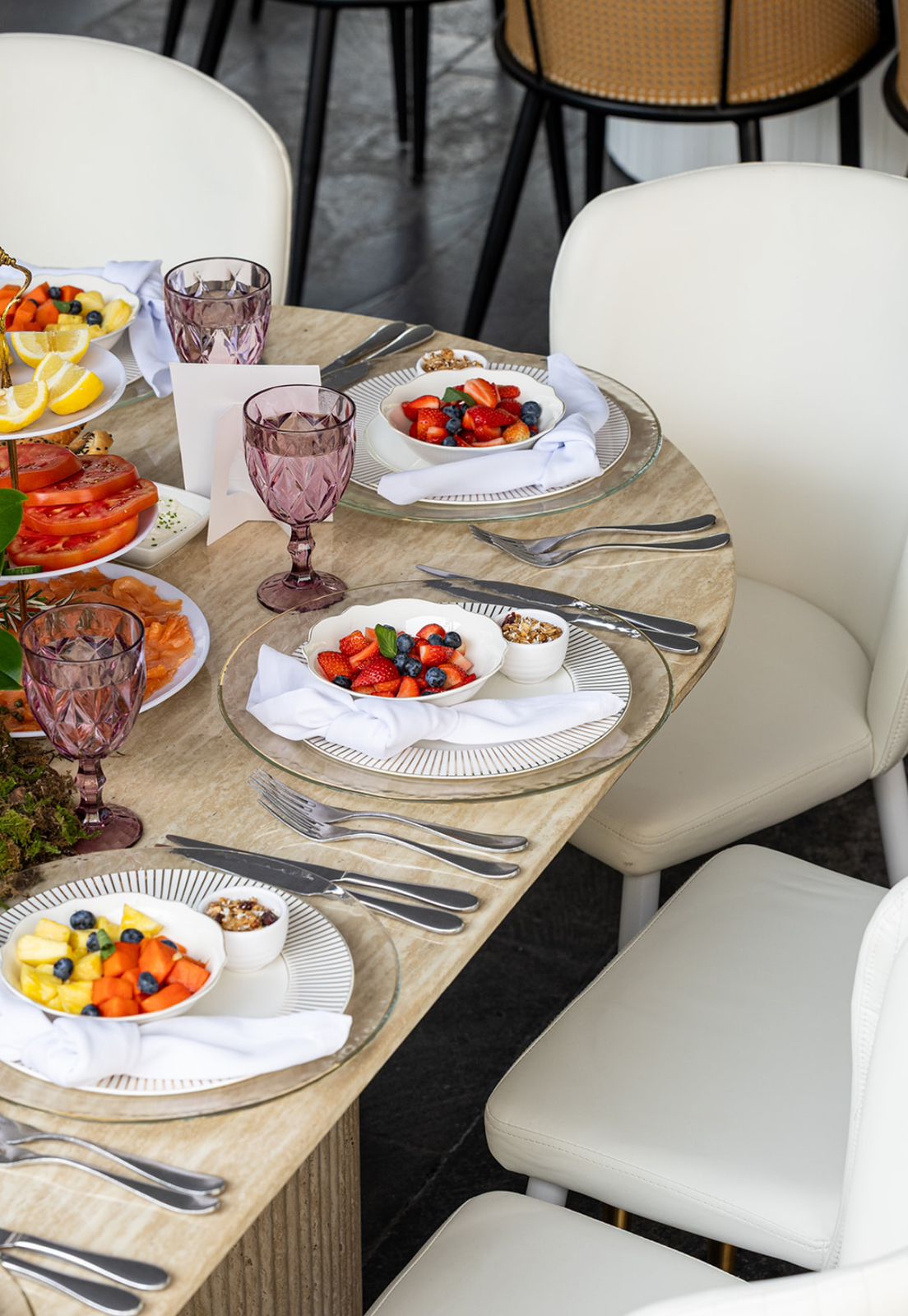 Mesa Ovalada Travertino