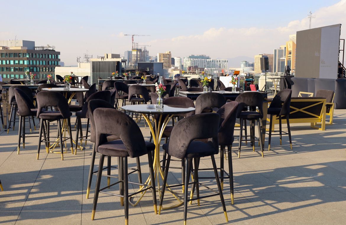Periquera Flor con cubierta de mármol negro